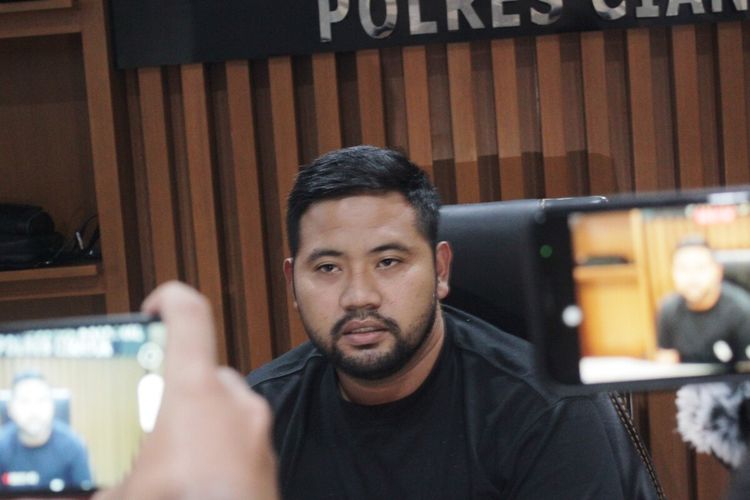 Kepala Satuan Reserse dan Kriminal Polres Cianjur AKP Septiawan Adi Prihartono memberikan keterangan kepada wartawan terkait kasus suami aniaya istri hingga tewas dengan cara disiram air keras, Minggu (21/11/2021).