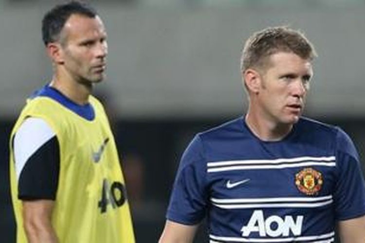 Asisten Manajer Manchester United, Steve Round (kanan), bersama pemain Ryan Giggs (kiri).