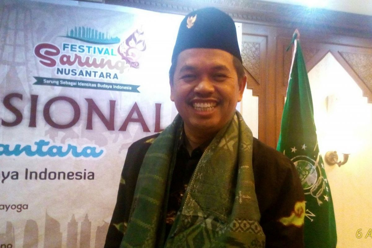 Bupati Purwakarta Dedi Mulyadi. Soal memakai sarung, Dedi merasa nyaman sarungan saat shalat dan tidur. Kombinasi warna sarung kesukaannya adalah putih-hitam dengan motif wayang.