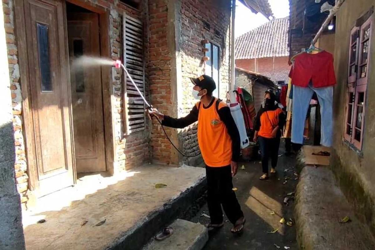 Jajaran Perangkat Desa Buntet, Kecamatan Astanajapura, Kabupaten Cirebon, Jawa Barat menyemprotkan cairan disinfektan ke seluruh rumah di kampunya, Kamis (7/7/2022). Penyemprotan ini merupakan langkah antisipasi penyebaran Covid-19 yang kian merebak di Ibukota dan beberapa daerah lainya.