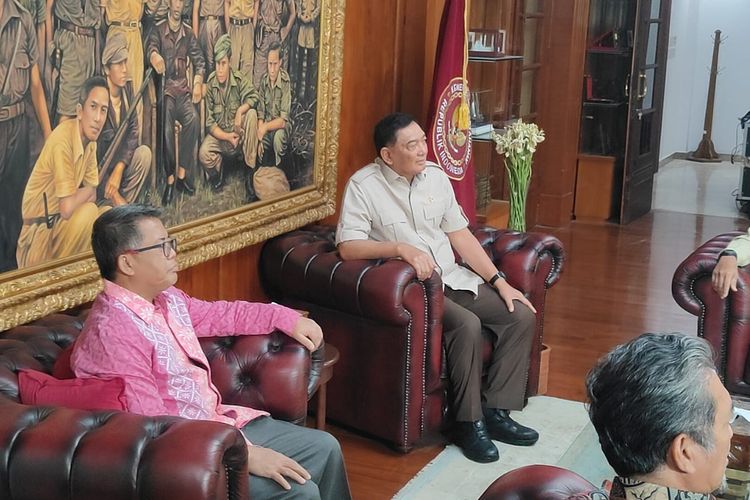 Menteri Pertahanan Sjafrie Sjamsoeddin menerima kunjungan elite PKS, Jumat (17/10/2025) di Kantor Kementerian Pertahanan, Jakarta. Tampak Menhan duduk bersama Ketua Majelis Syuro PKS Sohibul Iman.