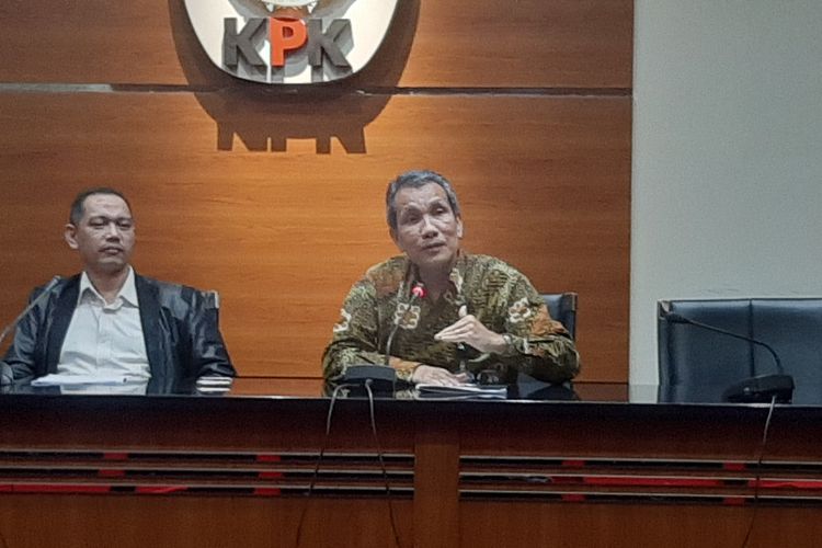 Deputi Pencegahan KPK Pahala Nainggolan  dan Wakil Ketua KPK Nurul Ghufron saat memaparkan hasil kajian KPK terkait BPJS Kesehatan di Gedung Merah Putih KPK, Jumat (13/3/2020).