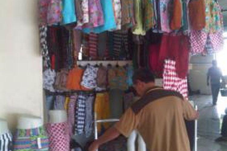 Seorang pedagang di pasar Blok G hendak membuka dagangannya, Sabtu (7/9/2013)