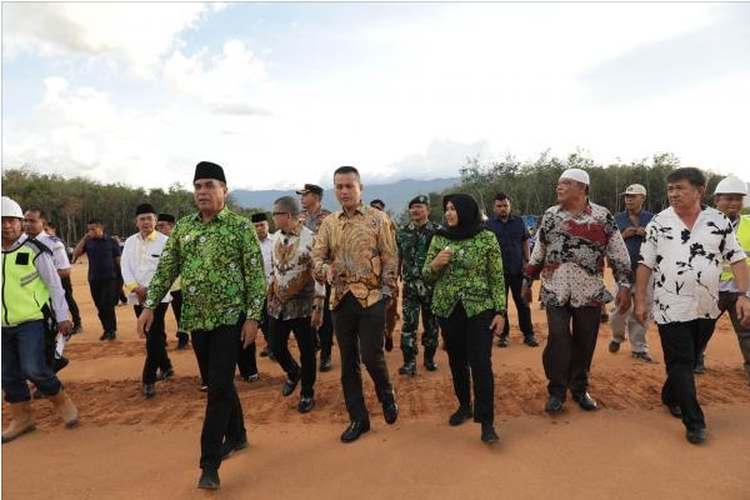Wakil Gubernur (Wagub) Sumatera Utara (Sumut) Musa Rajekshah meninjau langsung perkembangan pembangunan Bandar Udara (Bandara) Mandailing Natal (Madina) di Desa Sodojadi, Kecamatan Bukit Malintang, Kabupaten Mandailingnatal (Madina), Senin (22/8/2022).