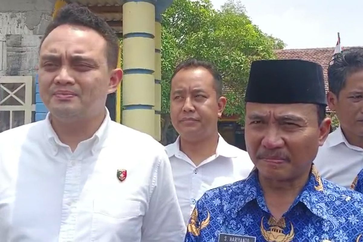 Kasat Reskrim Polres Gresik AKP Aldhino Prima Wirdhan (kiri), memberi keterangan kepada awak media saat mendatangi sekolah siswi yang mata kanannya dicolok siswa lain menggunakan tusuk bakso.