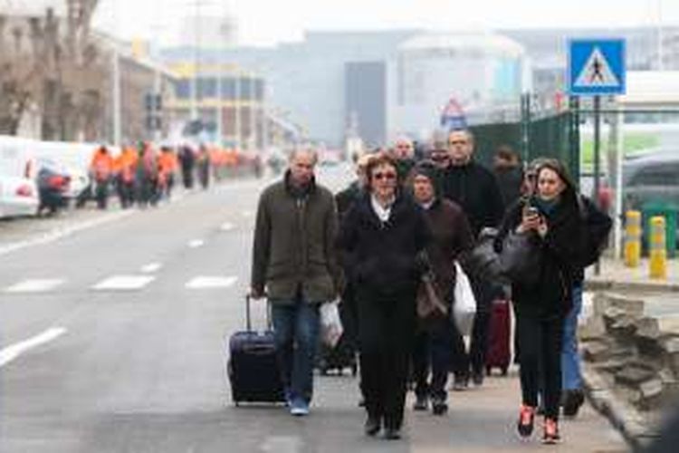 Penumpang pesawat dievakuasi dari Bandara Brussels di Zaventem, Belgia setelah terjadi dua ledakan bom pada Selasa (22/3/2016). Belasan orang tewas dalam peristiwa tersebut.