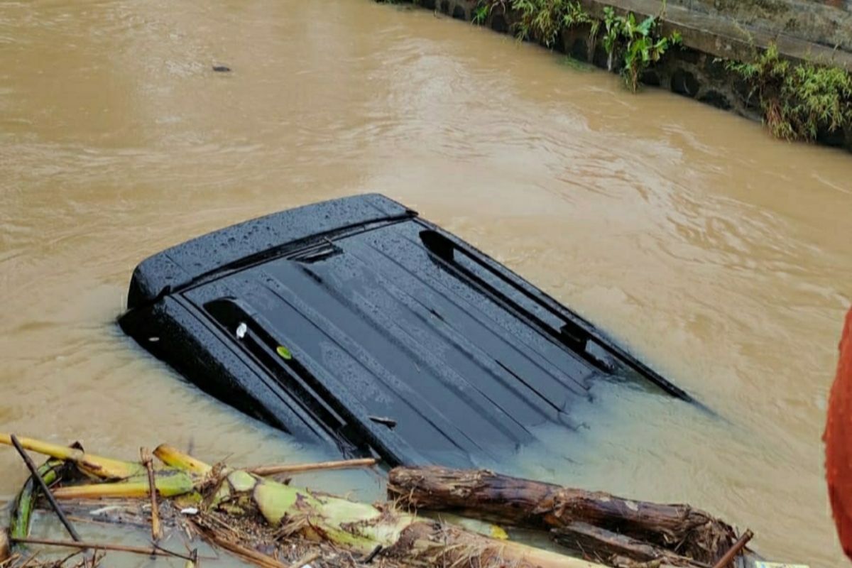 Mobil Pajero tercebur ke Sungai Wates Desa Buntu, Kecamatan Kroya, Kabupaten Cilacap, Jawa Tengah, Selasa (15/3/2022).