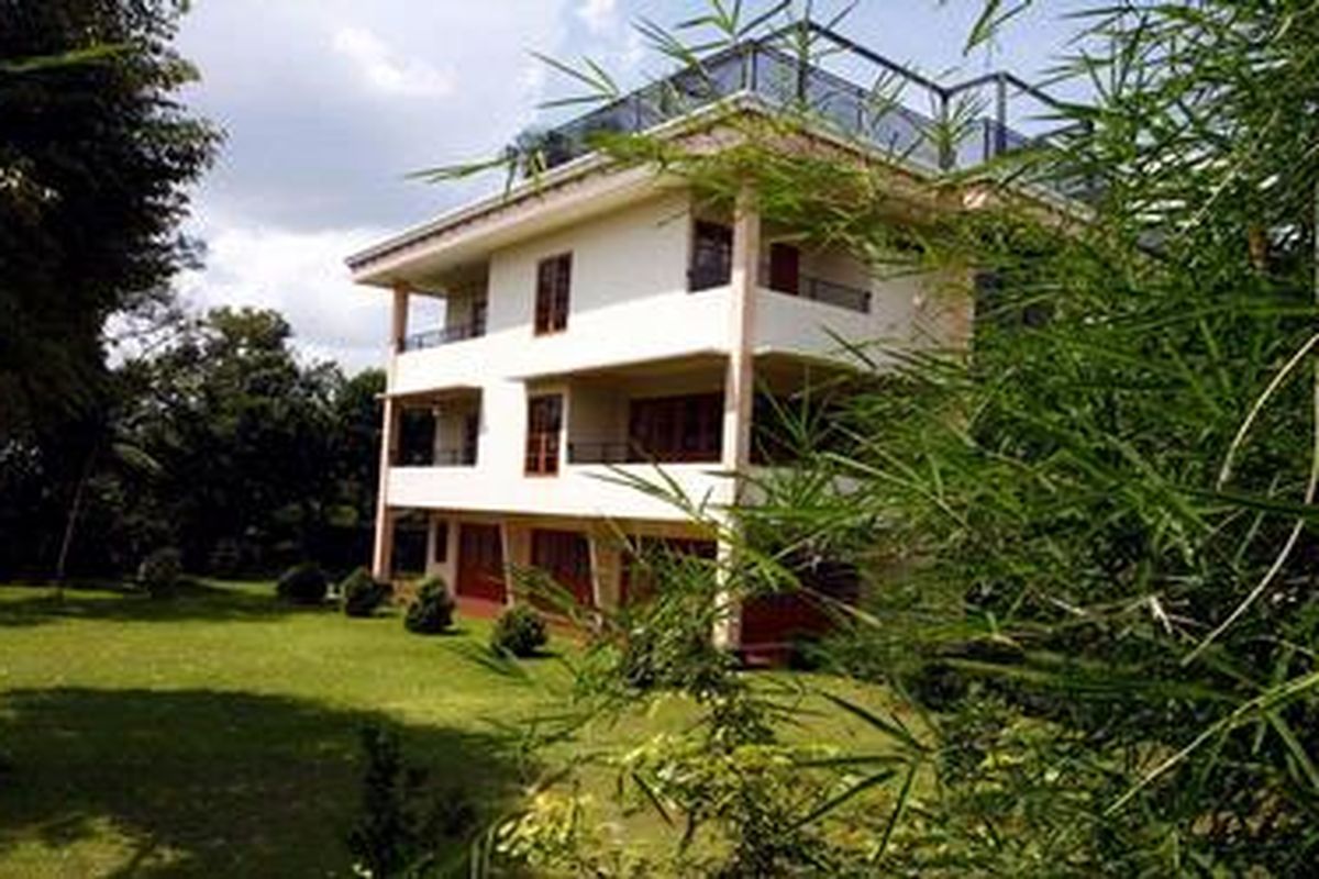 Rumah milik mantan pejabat Direktorat Jenderal Pajak Departemen Keuangan, Bahasyim Assifie di Kebayunan RT/RW 001/20, Tapos, Cimanggis, Depok, Jawa Barat. Jumat (9/4/2010). Di tempat ini Bahasyim Assifie memiliki empat rumah dengan halaman seluas 10 hektar serta sebuah gudang penyimpanan ikan. 