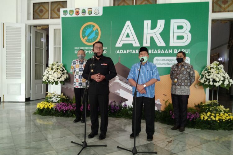 Gubernur Jawa Barat Ridwan Kamil saat melakukan konferensi pers bersama Wali Kota Bandung Oded M Danial, Jalan Otista, Kota Bandung, Jumat (10/7/2020).
