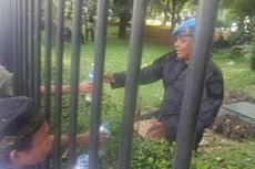 Anggota TNI Bagikan Botol Berisi Air untuk Wudu Para Demonstran