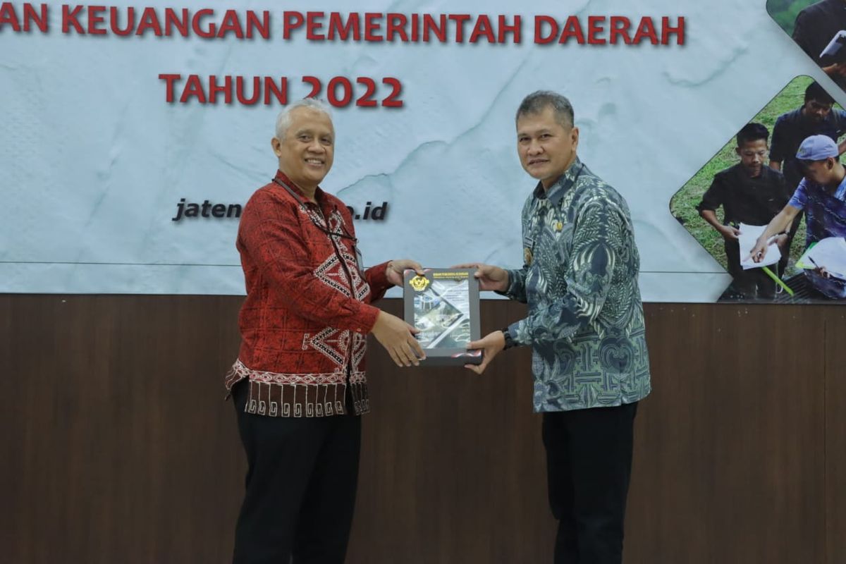 Penyerahan Opini WTP dari Kepala Perwakilan BPK Jateng Hari Wiwoho kepada Wakil Bupati Wonogiri Setyo Sukarno, Jumat (5/5/2023).
