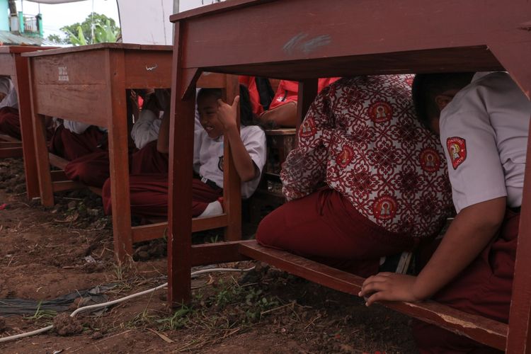 Simulasi kesiapsiagaan bencana oleh siswa yang ada di Cianjur.