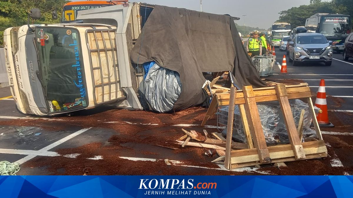 Truk Pengangkut Trafo 4 Ton Terguling di Tol Cipali Km 95 Usai Ditabrak, Muatan Tumpah Tutup Lajur