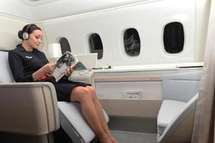Beginilah suasana dalam penerbangan kelas satu Air France yang dilengkapi kursi super lebar yang bisa direbahkan hingga menjadi tempat tidur. Tiket untuk mendapatkan kenyamanan ini dihargai rata-rata Rp 155 juta.