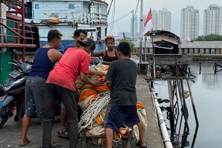 Para anak buah kapal (ABK) di Pelabuhan Nizam Zachman, Muara Baru, Jakarta Utara pada Selasa (3/1/2022) membawa jaring tangkap ikan untuk diperbaiki. Nantinya, jaring itu bakal digunakan kembali saat mereka berlayar ke lautan. 