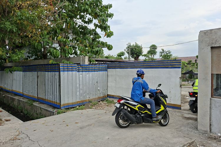 Sejumlah pekerja keluar masuk kawasan pembangunan rumah hadiah dari negara untuk Joko Widodo, Selasa (21/10/2025)