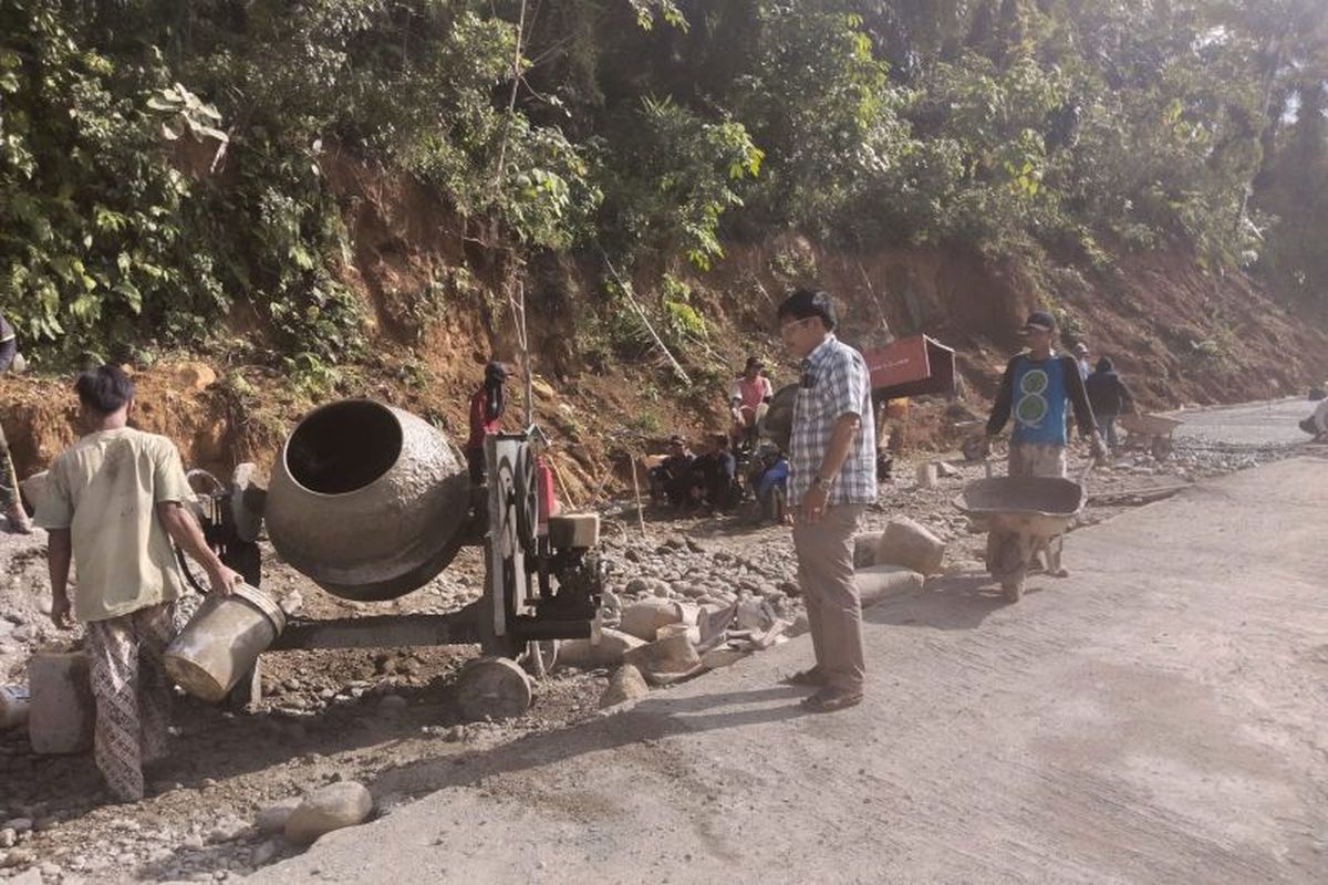 Najjar Lubis (59) warga Lubuk Manggis Aek Nabirong Kecamatan Parit Koto Balingka Kabupaten Pasaman Barat, Sumbar saat membangun jalan di daerah itu dengan dana pribadi sebesar miliaran rupiah. 