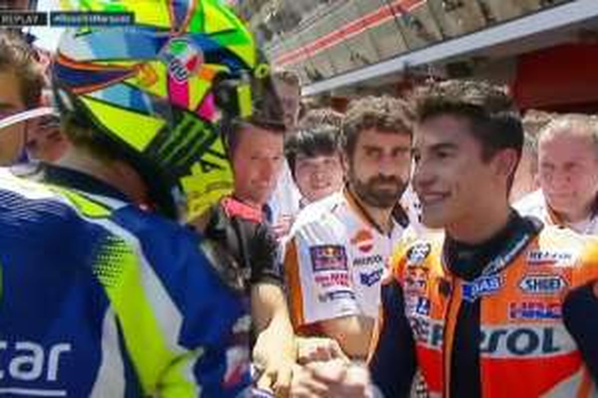 Valentino Rossi dan Marc Marquez akhirnya bersalaman di GP Spanyol, Minggu (5/6/2016).