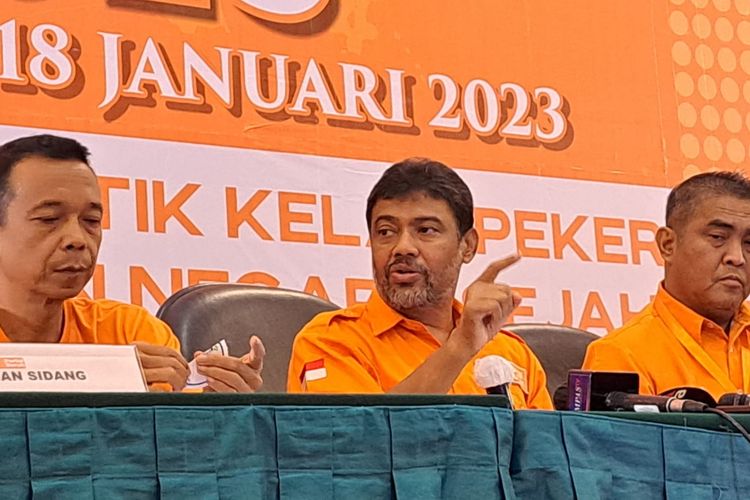 Presiden Partai Buruh Said Iqbal memberikan keterangan pers setelah Rapat Kerja Nasional Partai Buruh di kawasan Grogol, Jakarta, Selasa (17/1/2023).