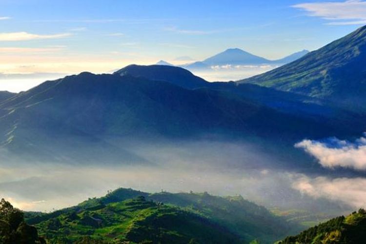 Menikmati sunrise di Puncak Bukit Sikunir, Jawa Tengah.