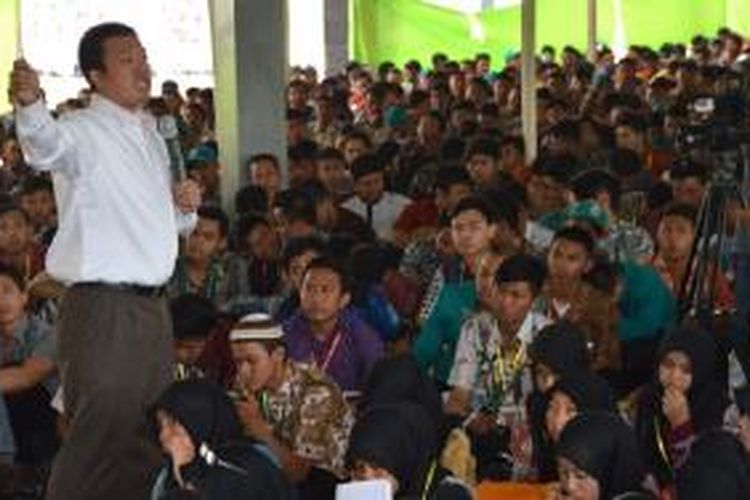 Kepala BNP2TKI Nusron Wahid di depan sekitar 1.800 mahasiswa dalam acara orientasi kehidupan kampus mahasiswa baru, di Kampus Universitas Islam Malang (UNISMA), di Malang Selasa, (15/9/2015).