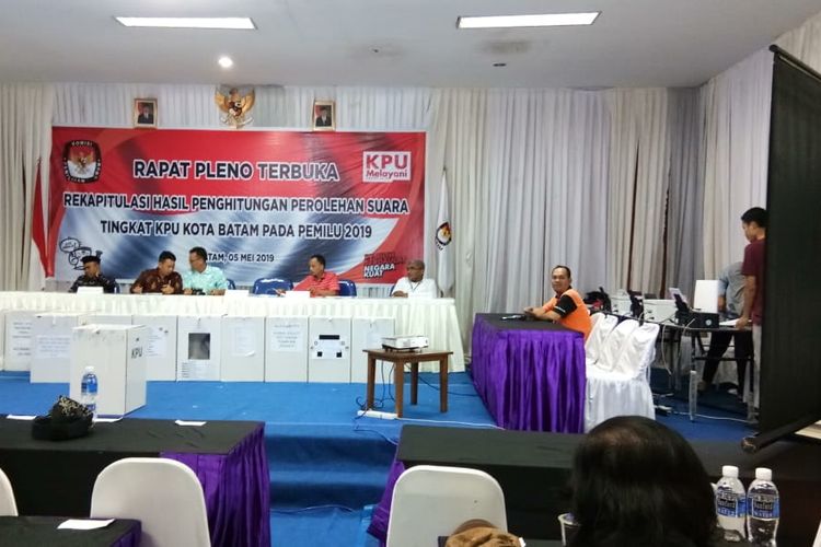 Meski sempat beberapa kali mendapatkan penundaan, akhirnya rapat pleno yang dilakukan Komisi Pemilihan Umum (KPU) Batam, Kepulauan Riau sejak, Senin (6/5/2019) lalu hingga Minggu (12/5/2019) tengah malam tadi, rampung.