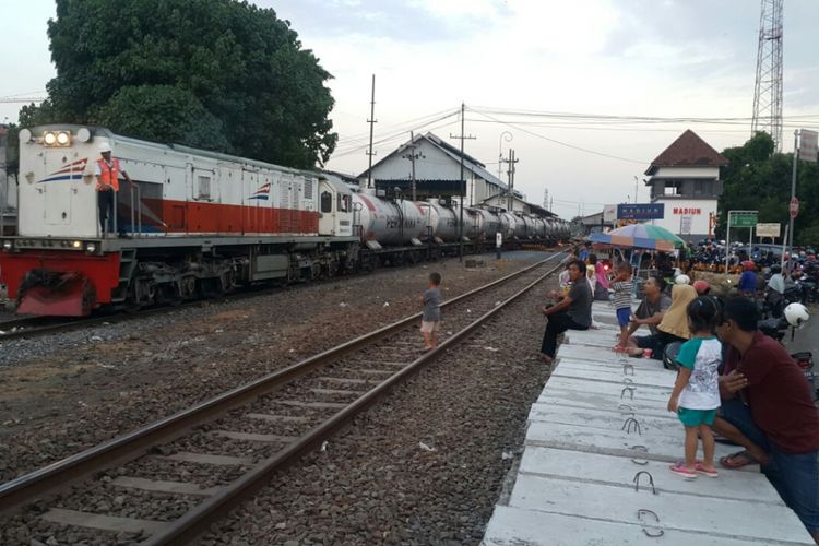 Warga Kota Madiun ngabuburit sambil nonton kereta saat bulan suci Ramadhan tiba. Mereka datang berbondong-bondong sore hari menjelang buka puasa. 