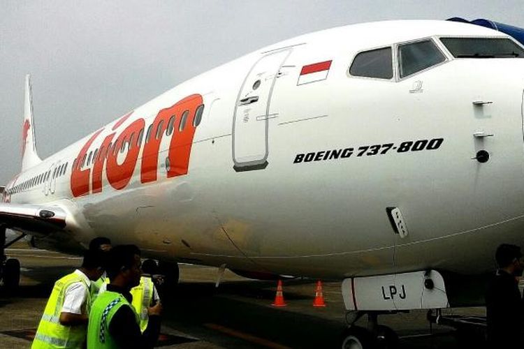 Pesawat Lion Air B737-800 terparkir di run way Bandara Internasional Soekarno-Hatta, Tangerang, Rabu (19/8/2015)