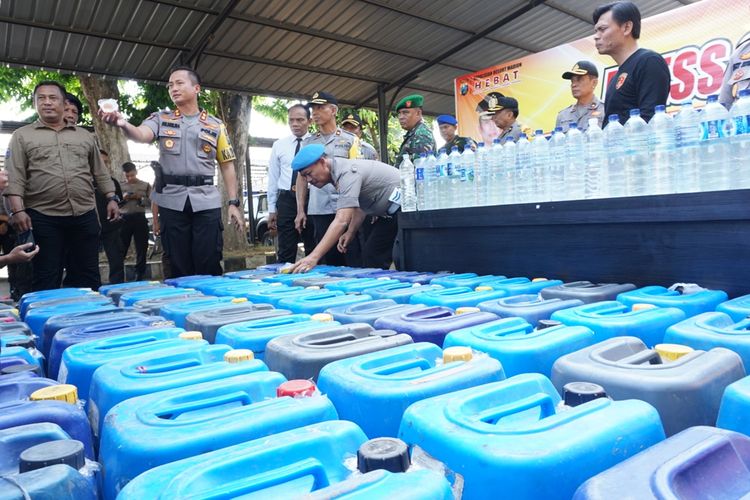 Kapolres Madiun, AKBP Ruruh Wicaksono menunjukkan ribuan arak jawa yang berhasil diamankan timnya saat hendak diselundupkan via ruas tol trans jawa di exit tol Caruban Madiun, Jawa Timur, Jumat ( 13/9/2019)