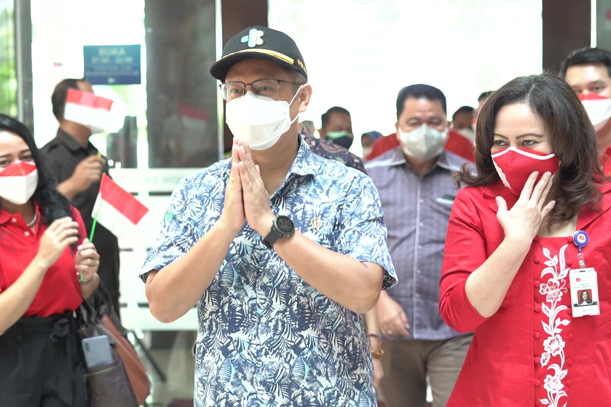 Mentri Kesehatan Budi Gunadi bersama direktur RS Premier Bintaro dr.Martha M.L Siahaan dalam peresmian Skin and Laser Clinic (15/8/2021).