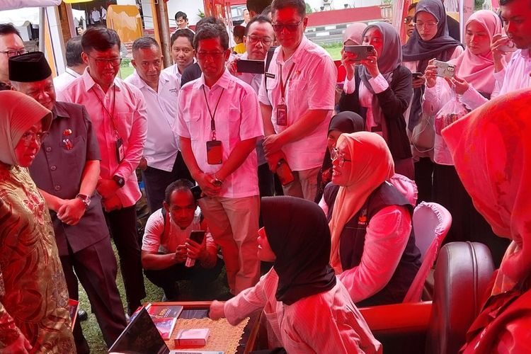 Menteri Sosial RI Tri Rismaharini alias Bu Risma terlihat kagum dan akrab saat berbincang dengan Desida Rohmatul Fadilah (18), penulis disabilitas pakai kaki yang sudah meluncurkan 2 bukunya di Bale Kota Tasikmalaya, Jawa Barat, Rabu (3/7/2024).