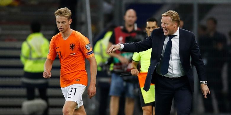 Pelatih Timnas Belanda, Ronald Koeman, berbicara dengan gelandang Frenkie De Jong pada laga Kualifikasi Piala Eropa 2020 antara Jerman dan Belanda di Hamburg, Jerman, pada 6 September 2019. Kini, Koeman kembali mendapat kepercayaan melatih timnas Belanda.