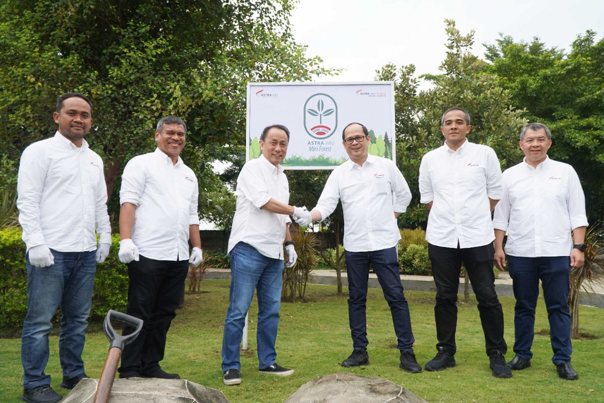 Group CEO Astra Infra Firman Yosafat Siregar (kiri) didampingi Direktur ASTRA Infra Tollroad Jombang-Mojokerto, Fajar Andi melakukan penanaman pohon matoa pada peluncuran program ASTRA Infra Mini Forest di Kantor Operasional Astra Infra Tollroad Jombang-Mojokerto, Jombang, Jawa Timur, Rabu (7/2/2024).