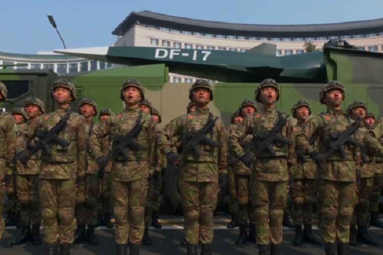 Tentara Pembebasan Rakyat China (PLA) berbaris di depan DF-17, rudal balistik hipersonik yang disebut bisa menjangkau Amerika Serikat (AS). Rudal itu diperkenalkan dalam perayaan HUT Ke-70 yang berlangsung di Beijing, Selasa (1/10/2019).