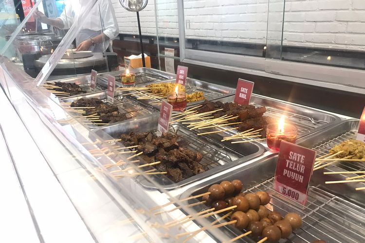 Bang Sate Bang menyuguhkan 17 jenis sate di Indonesia. Seperti sate maranggi Purwakarta, sate buntel Solo, sate ayam Madura, sate jando Bandung, dan sate kambing Solo.