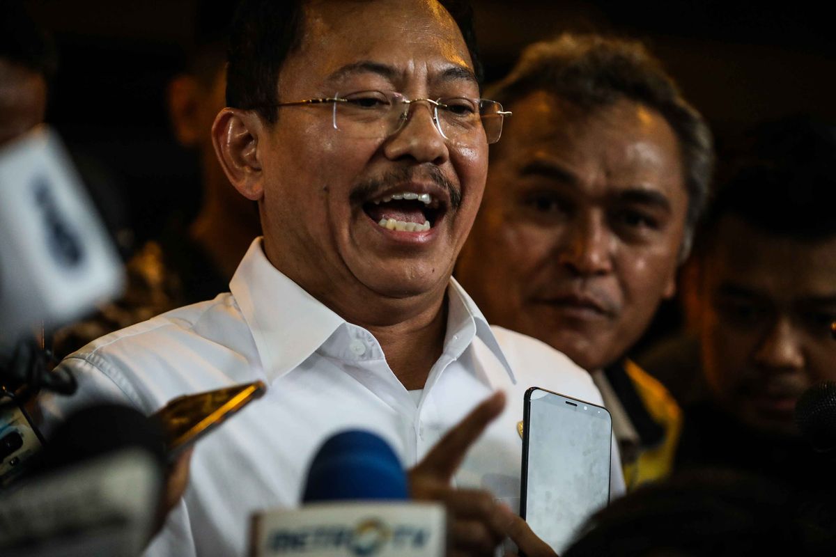 Menteri Kesehatan, Terawan Agus Putranto memberikan keterangan kepada wartawan menjelang kedatangan WNI dari natuna di Bandara Halim Perdana Kusuma, Jakarta Timur, Sabtu (15/2/2020).