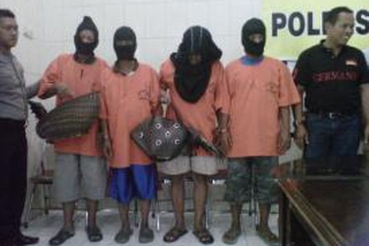 Empat pria pelaku judi sabung ayam saat diperiksa petugas di Mapolres Magelang Kota.