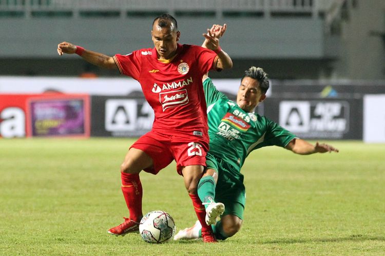 Pemain PS Sleman Kim Kurniawan menjaga ketat pemain Persija Jakarta Riko Simanjuntak saat pertandingan pekan 1 Liga 1 2021-2022 yang berakhir dengan skor 1-1 di Stadion Pakansari Bogor, Minggu (5/9/2021) malam.