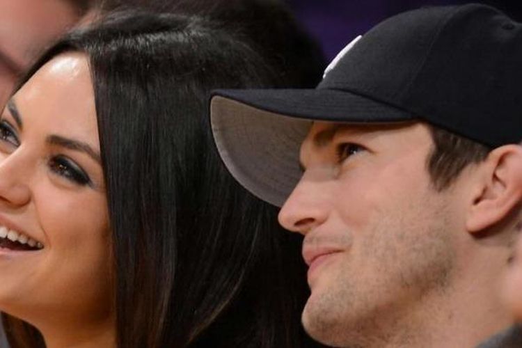 Aktor Ashton Kutcher (kanan) dan aktris Mila Kunis  menonton pertandingan bola basket antara  Los Angeles dengan Phoenix Sun di Staples Center, Los Angeles, California (AS), 12 Februari  2013 waktu setempat.