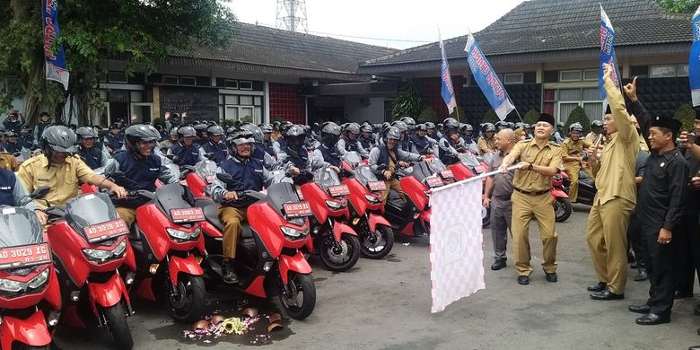 Bupati Wonogiri Joko Sutopo dan Wakil Bupati Setyo Sukarno melepas rombongan kepala desa dan lurah yang mendapatkan sepeda motor baru untuk kendaraan operasional di halaman Pendopo Rumah Dinas Bupati Wonogiri, Senin (3/4/2023).