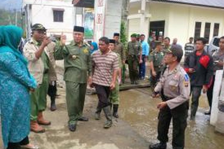 Bupati Aceh Tengah, Nasaruddin sedang berbincang bersama Kepala BPBD setempat, saat memantau lokasi bencana alam baru-baru ini.