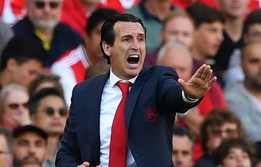 Unai Emery tengah memberi instruksi kepada pasukannya dalam laga Arsenal vs Tottenham Hotspur di Stadion Emirates, 1 September 2019. 