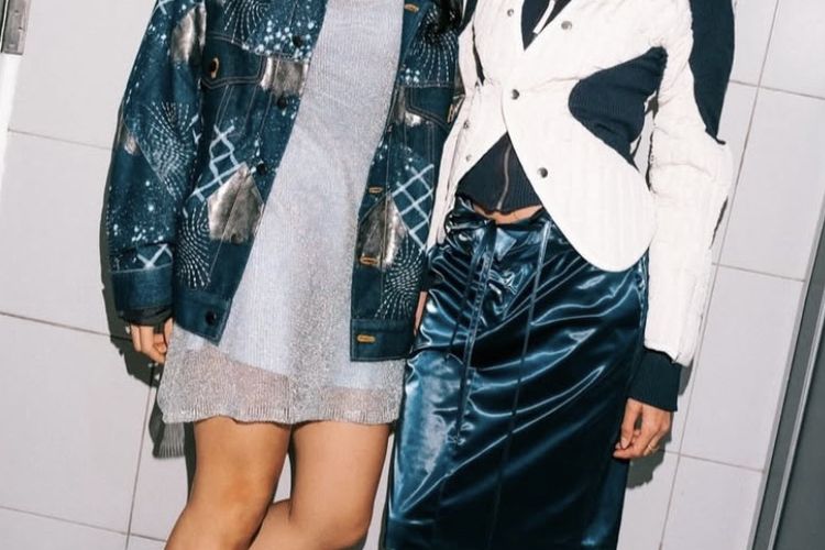 Dian Sastro mengenakan outfit yang membuatnya tampak awet muda.