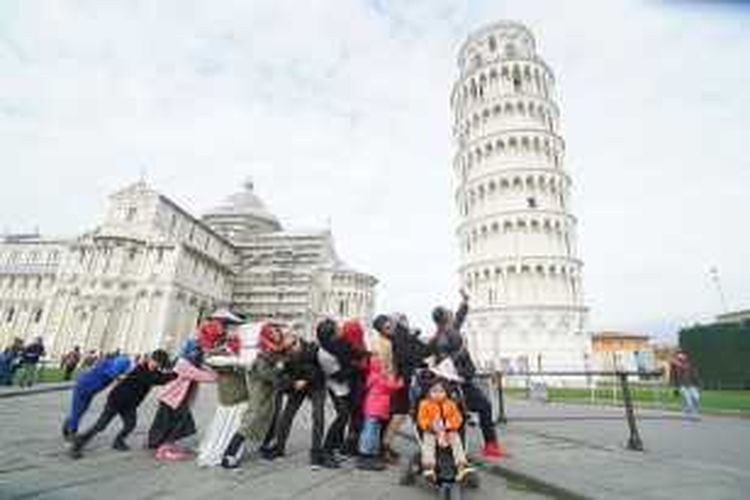 Keluarga Gen Halilintar tengah traveling ke Menara Pisa, Italia baru-baru ini.