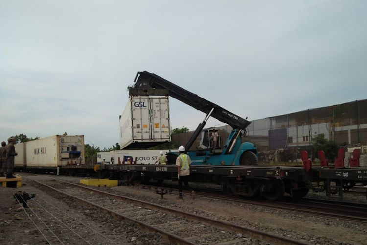 Aktivitas bongkar muat peti kemas yang ada di Stasiun Indro, Gresik, Jumat (15/10/2021).