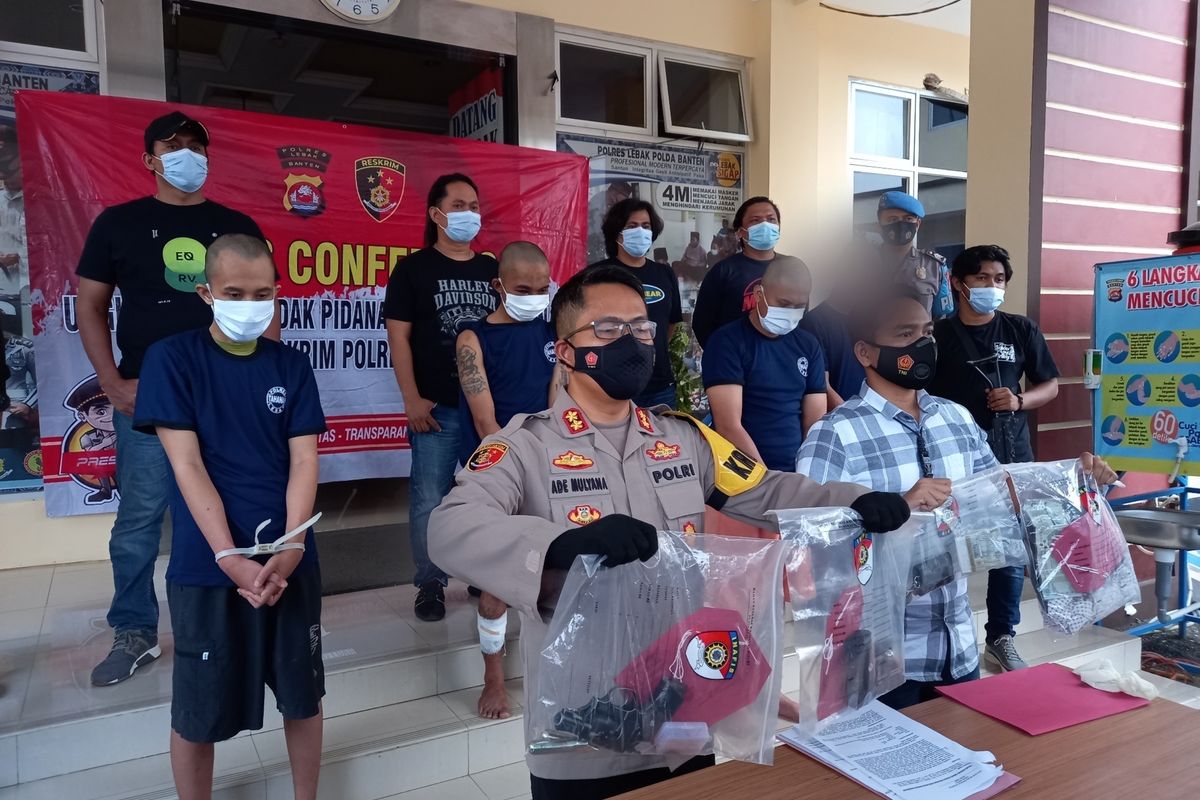 Lima pelaku begal yang menembak sopir taksi online dihadirkan di Polres Lebak, Banten saat konferensi pers, Kamis (20/6/2021).