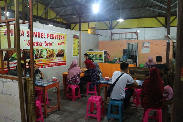 Sebuah warung yang menyajikan kuliner khas Mojokerto, sambal wader di Mojokerto, Jawa Timur, Senin (4/6/2018). Sambal wader merupakan salah satu kuliner khas Mojokerto yang sulit ditemui.
