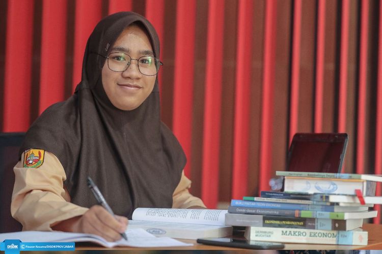 Siswa SMAN 1 Cimahi, Siti Komariah, siswa pertama dari Kota Cimahi yang meraih medali emas di Kompetisi Sains Nasional (KSN) Tingkat Nasional Tahun 2021.