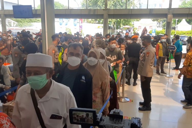 Pemudik mengantre untuk memasuki kereta api di Stasiun Pasar Senen, Jakarta, Jumat (6/5/2022).