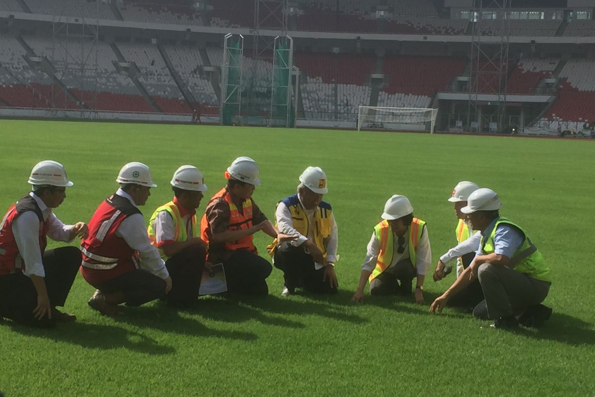 Menteri PUPR Basuki Hadimuljono bersama Menteri Keuangan Sri Mulyani mengecek kualitas rumput SU GBK, Kamis (23/11/2017).